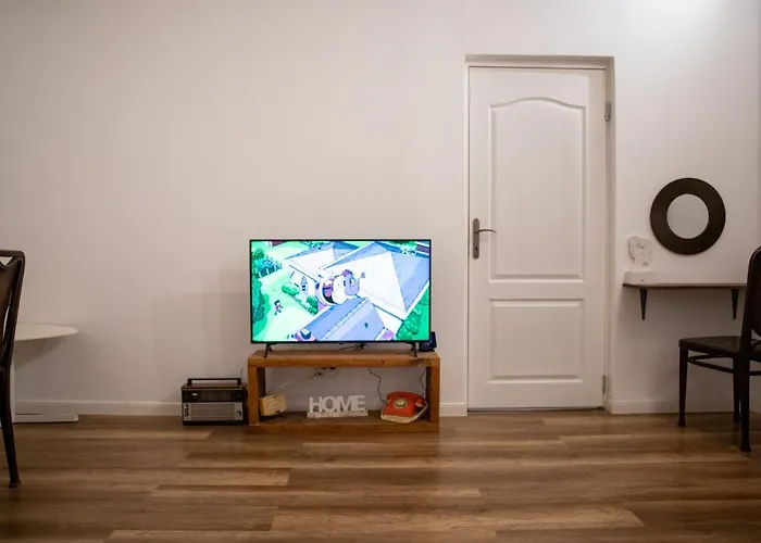 Interbelic House With Courtyard And Terrace וילה *