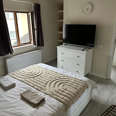 Interbelic House With Courtyard And Terrace *