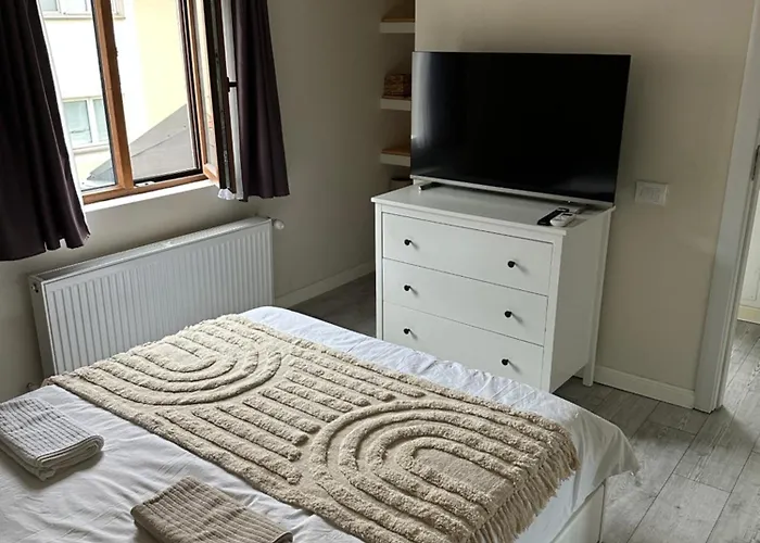 Interbelic House With Courtyard And Terrace *